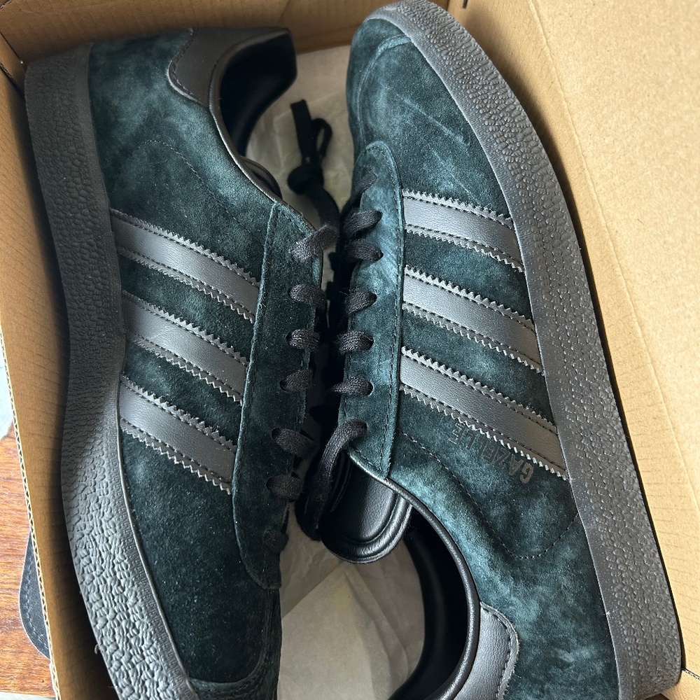 adidas gazelle - triple black men’s size 9
